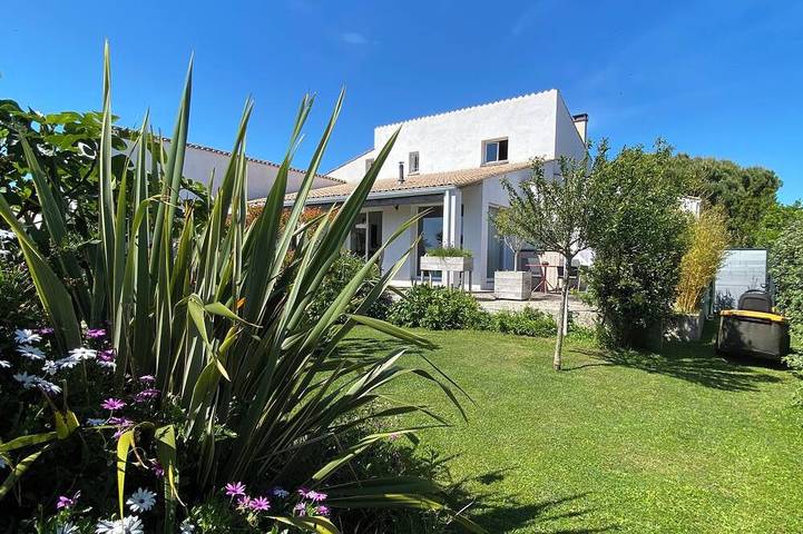Location de vacances pour 8 personnes, avec piscine et jardin dans Plage des Boulassiers