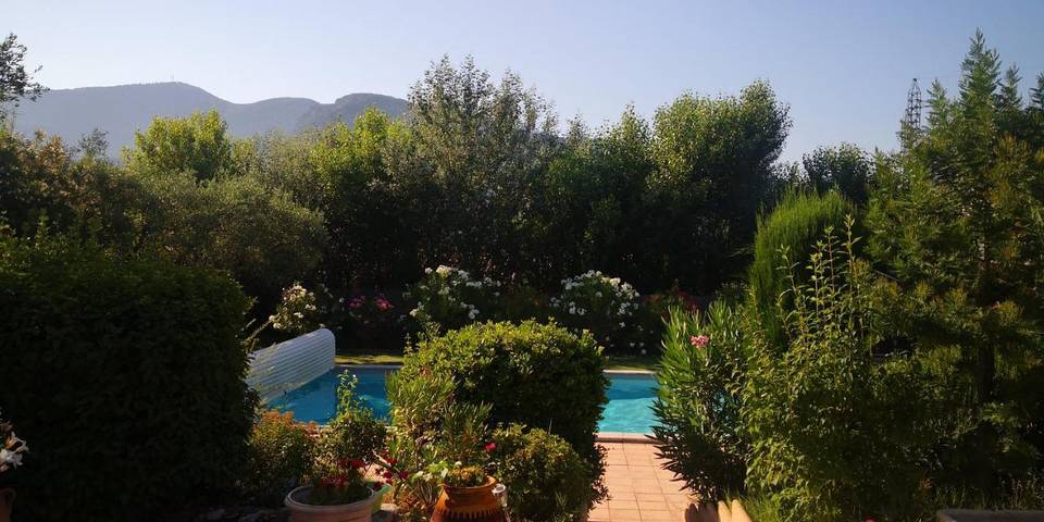 Location de vacances pour 2 personnes, avec vue ainsi que piscine et jardin à Nyons