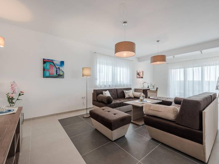 Ferienhaus für 8 Personen, mit Balkon und Pool, kinderfreundlich in Sukosan