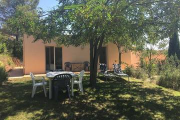 Gîte pour 4 personnes, avec jardin et terrasse à Meyreuil