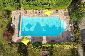 Gîte pour 5 personnes, avec terrasse ainsi que piscine et jardin à L'Isle-Jourdain