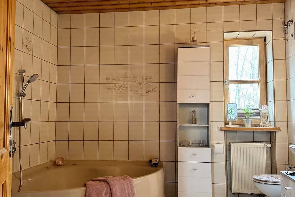 Ganze Wohnung, Haus Raphael - Schnitzereien - am Waldrand - Hunde willkommen in Halsbach, Landkreis Altötting