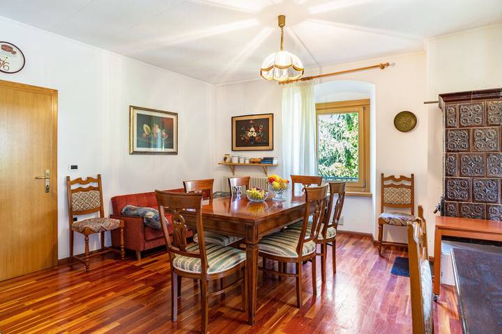 Appartamento intero, Appartamento 'Casa Ai Laresi 1' con vista sulle montagne, giardino privato e Wi-Fi in Calledizzo, Peio