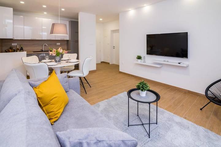 Ganze Wohnung, 2-Zimmer-Ferienwohnung, stadtnah – mit Balkon & Wlan, ideal für 4 Personen in Plaža Pakoštane, Pakostane