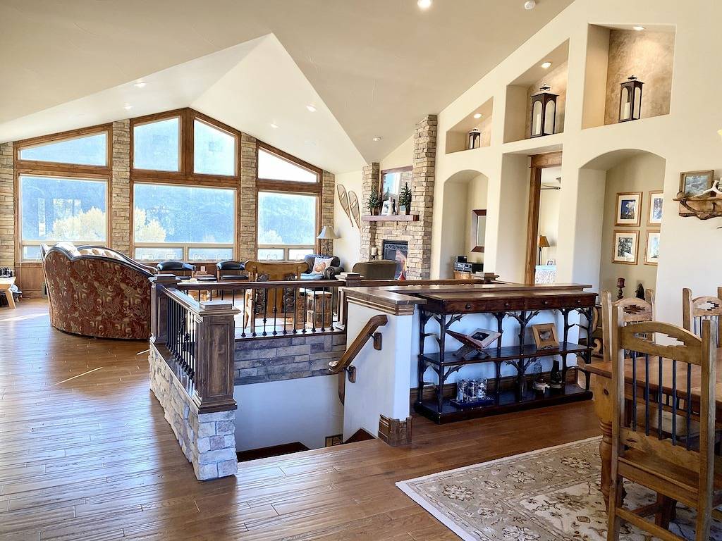 Luxury Riverfront Home auf 2 Hektar, mit Whirlpool, nur wenige Minuten von der Innenstadt von Bv in Buena Vista, Chaffee County
