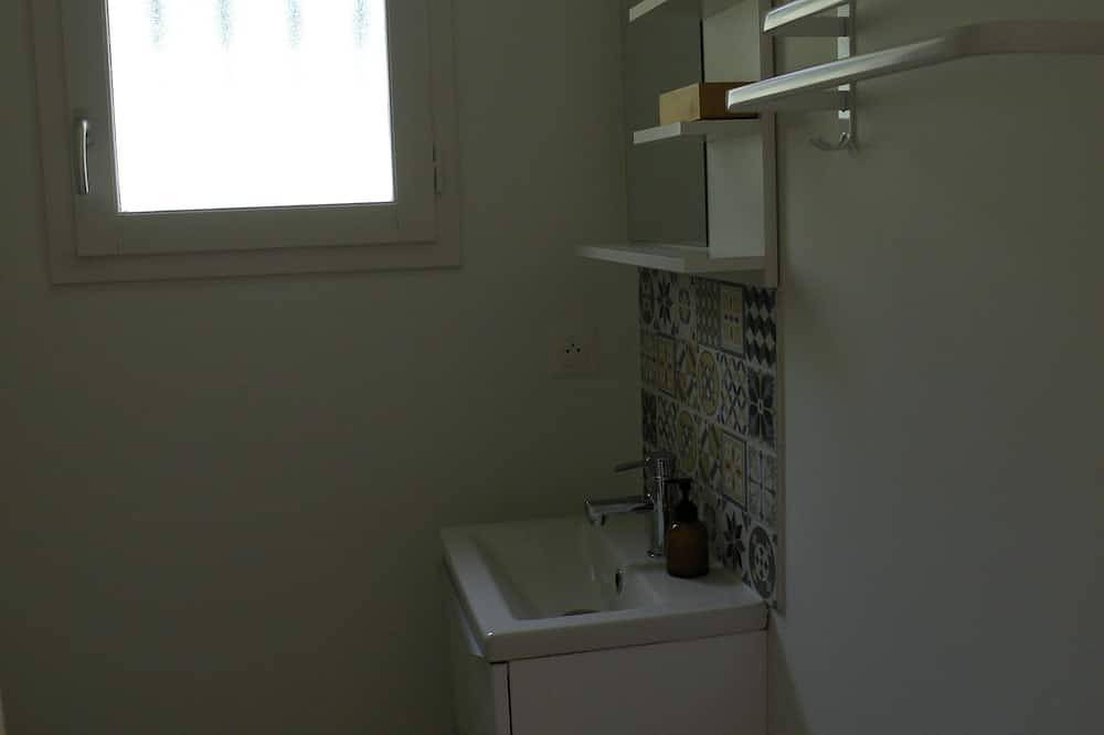 Entire apartment, Mazet with pool 6kms from Uzes in Saint-Quentin-la-Poterie, Nimes region