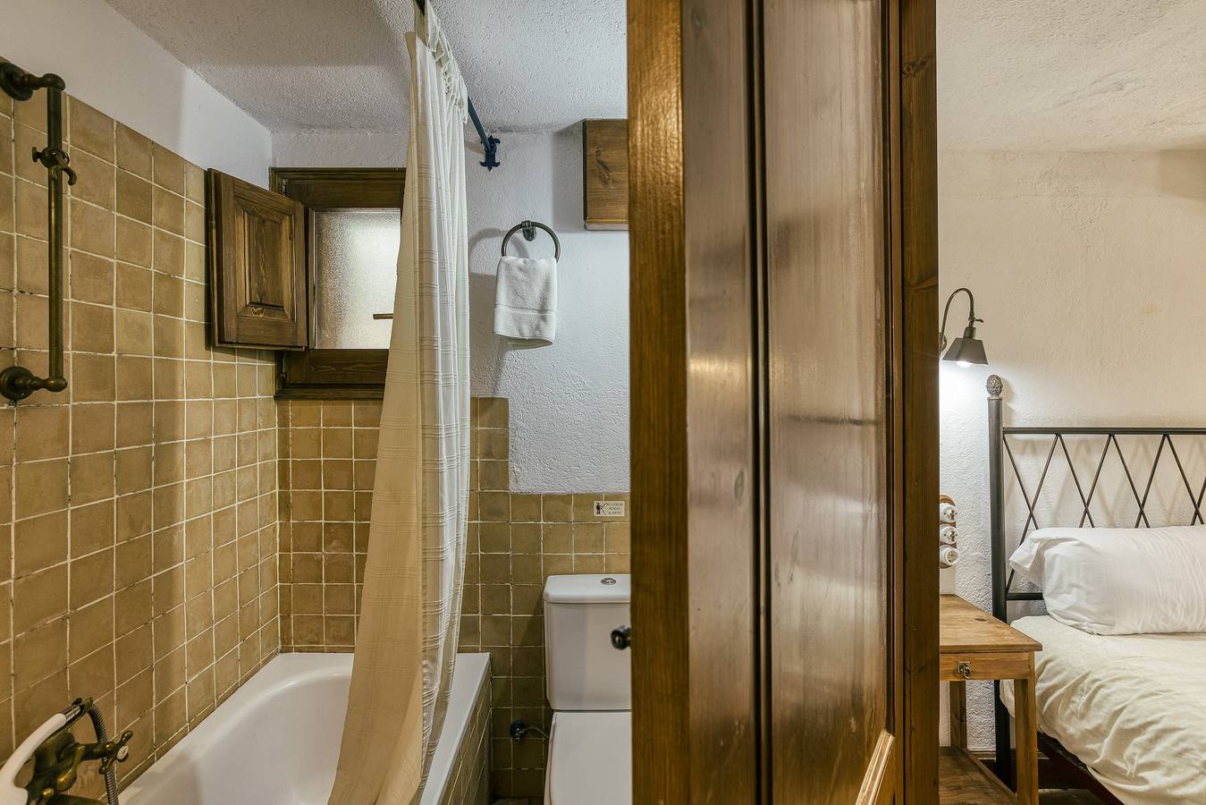 Room 'Gregal' with Shared Pool, Wi-Fi and Air Conditioning in Vilamarí, Cornellà del Terri