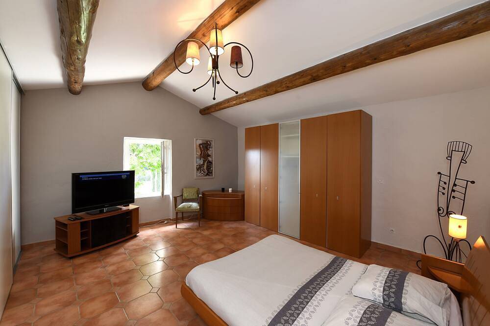 Provencal farmhouse rental of 200 m2 with swimming pool close to Avignon, Vaucluse in Caumont-sur-Durance, Vaucluse