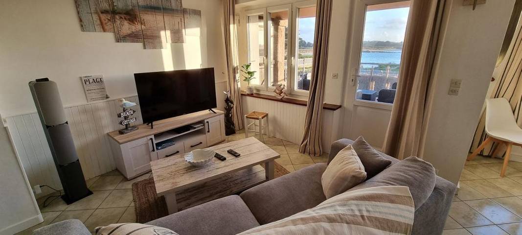 Location de vacances pour 9 personnes, avec vue ainsi que terrasse et jardin, animaux acceptés dans Plage De La Greve Des Cures Tregastel - 3