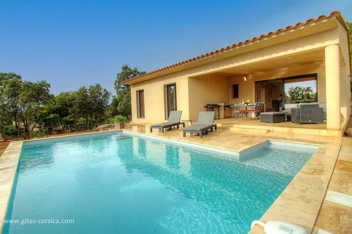 Gîte für 6 Personen, mit Terrasse und Pool sowie Garten