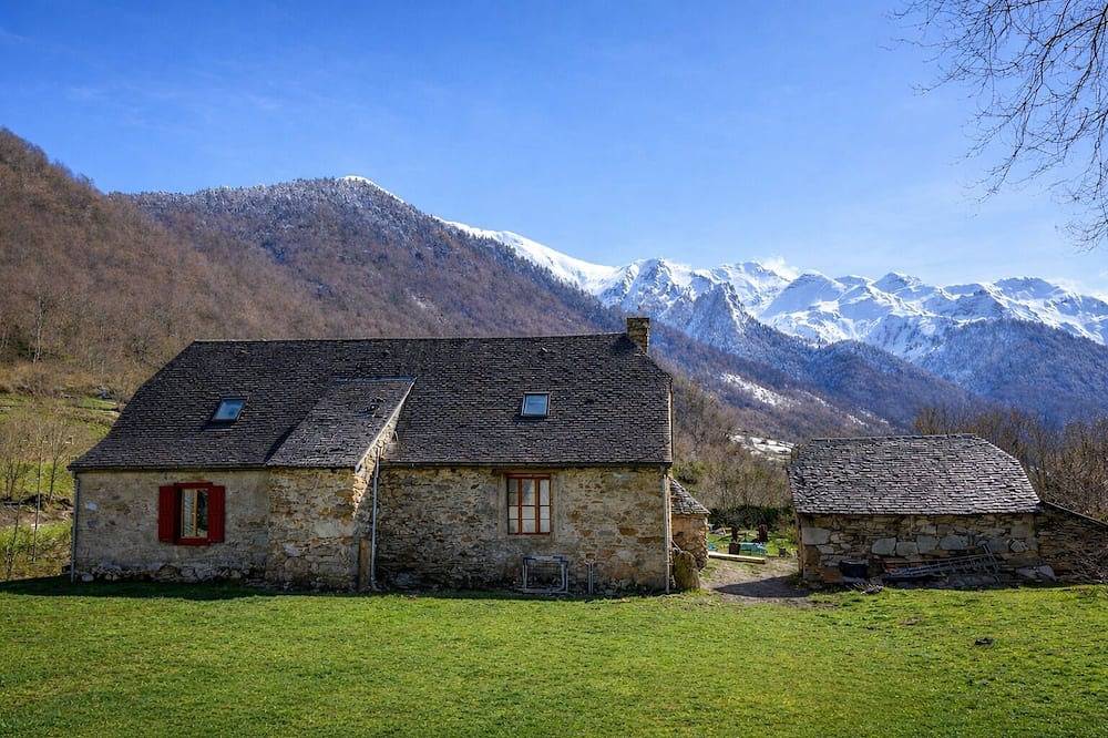Maison de Pierre, Sauna and Pyrenees View in Estaing, Nationalpark Pyrenäen
