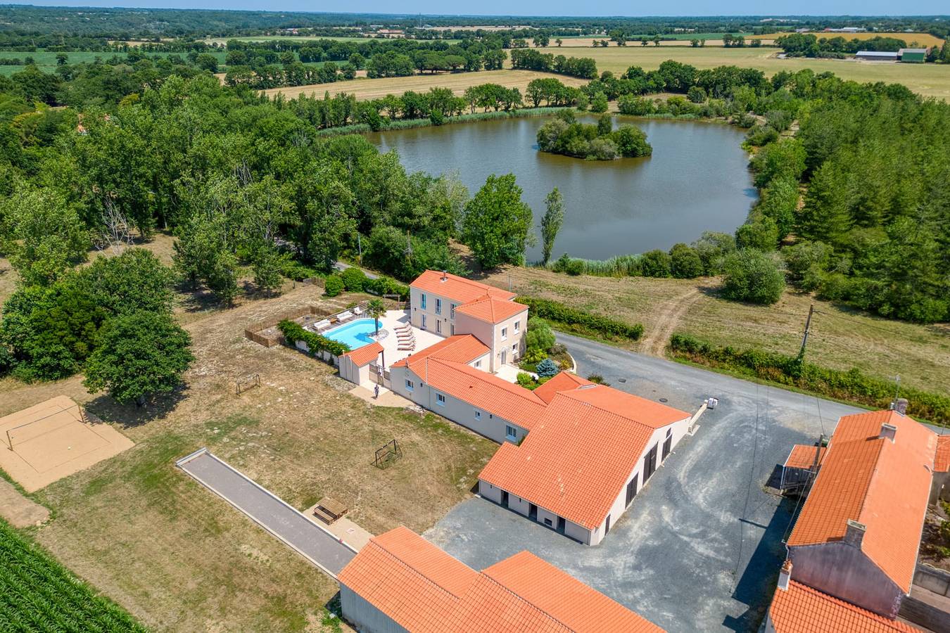 Villa Les Hauts Du Lac : 15 pax, Pool, Spa, Pétanque & Lake in Landevieille, Loire Valley