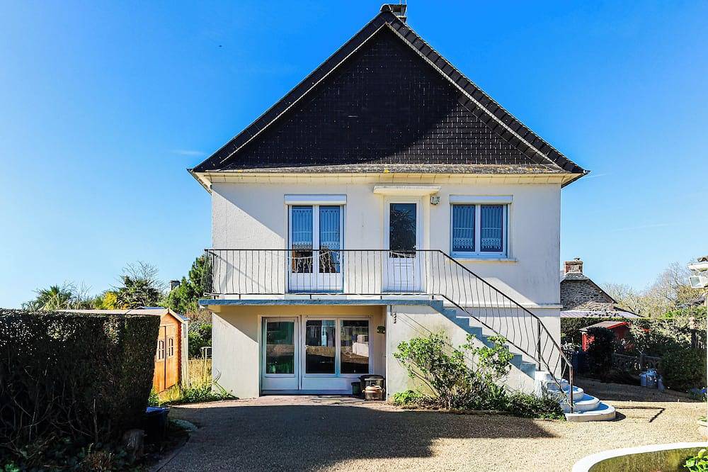 Entire apartment, L'Armor rated 2 stars near Dinard in Ploubalay, Dinan region