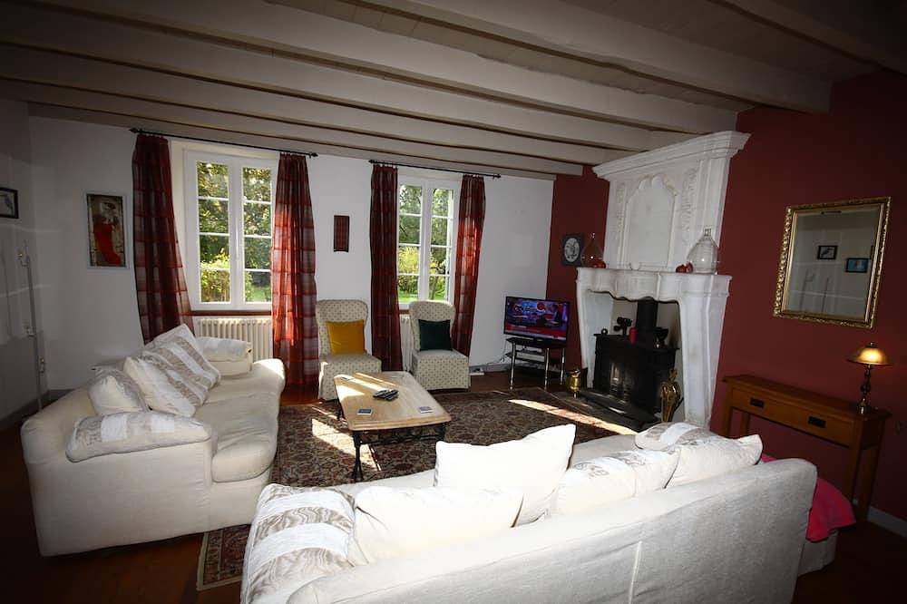 Grande maison charentaise privée avec piscine et jolis jardins pour 10-13 personnes in Vanzac, Région de Jonzac