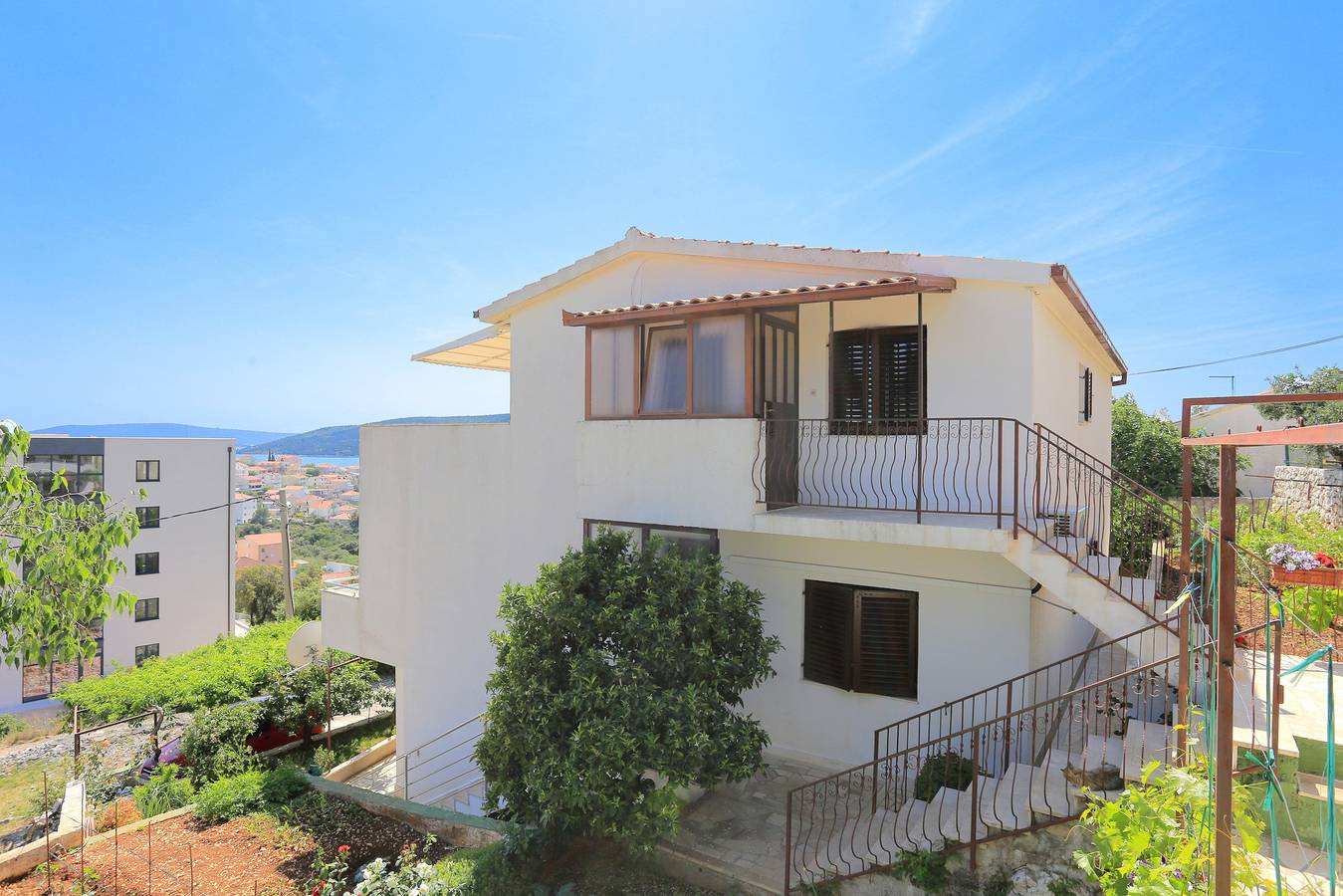 Ganze Wohnung, Two bedroom apartment with terrace and sea view Seget Vranjica, Trogir A-11273-a in Seget Vranjica, Split-Dalmatien