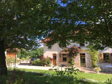 Gîte pour 4 personnes, avec jardin et vue, adapté aux familles dans Groslée