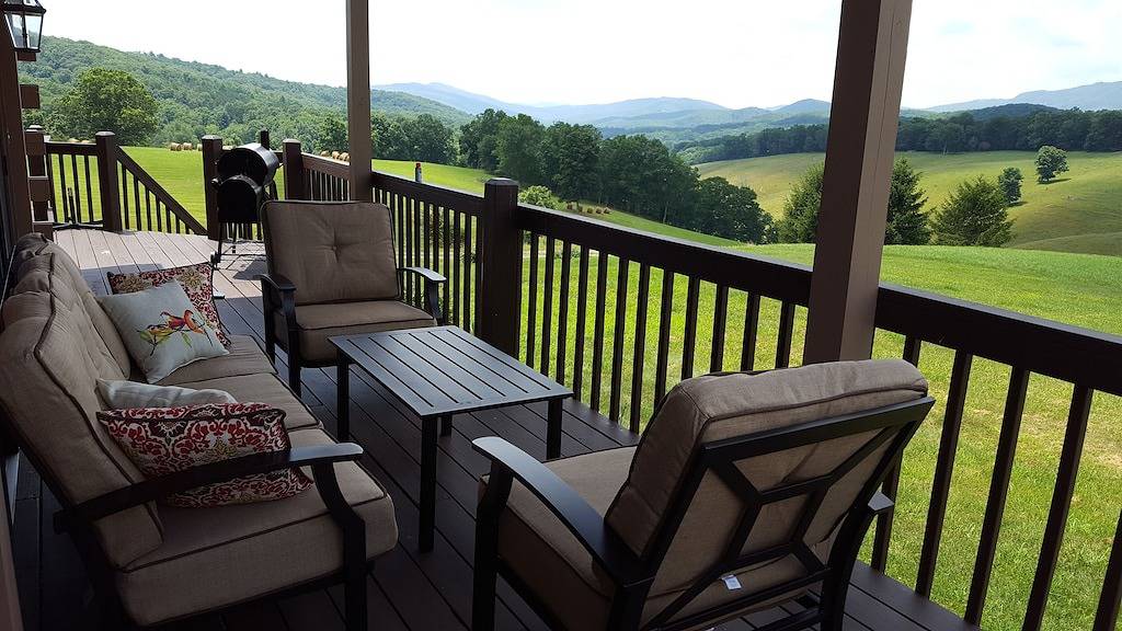 Secluded Hilltop Retreat: Log Cabin + Hot Tub in Seneca Rocks