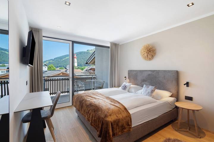Apartment Hofer Room Bergnest with Mountain View, Private Terrace, and Wi-Fi in Lago di Braies, Niederdorf