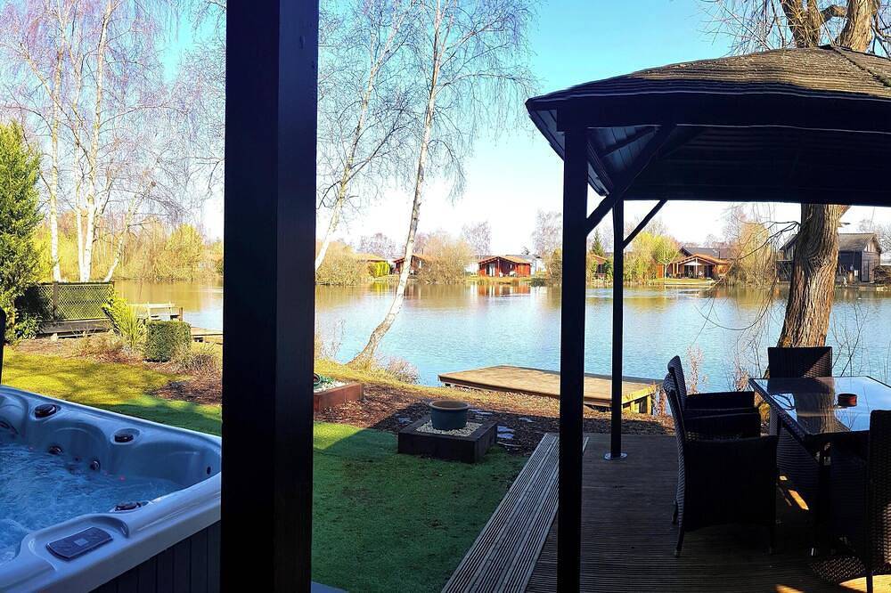 Elite Retreats 4U Ltd - Lakeside Hot Tub Log Cabin at Tattershall Lakes Park in Tattershall, Lincolnshire