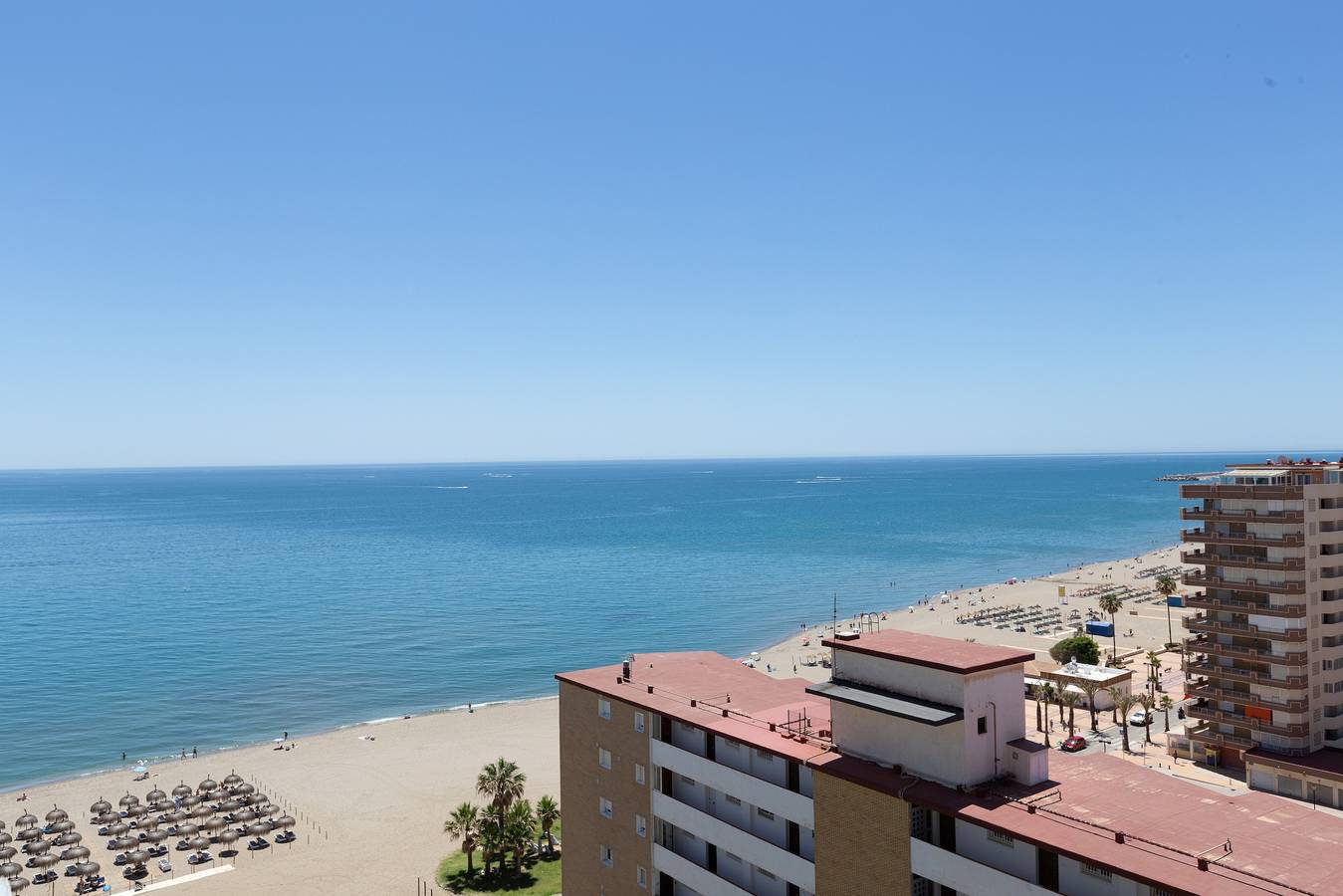 Ganze Wohnung, Ferienwohnung "Fuengirola" mit Blick auf das Meer und die Berge, Gemeinschaftspool & Wlan in Los Boliches, Fuengirola
