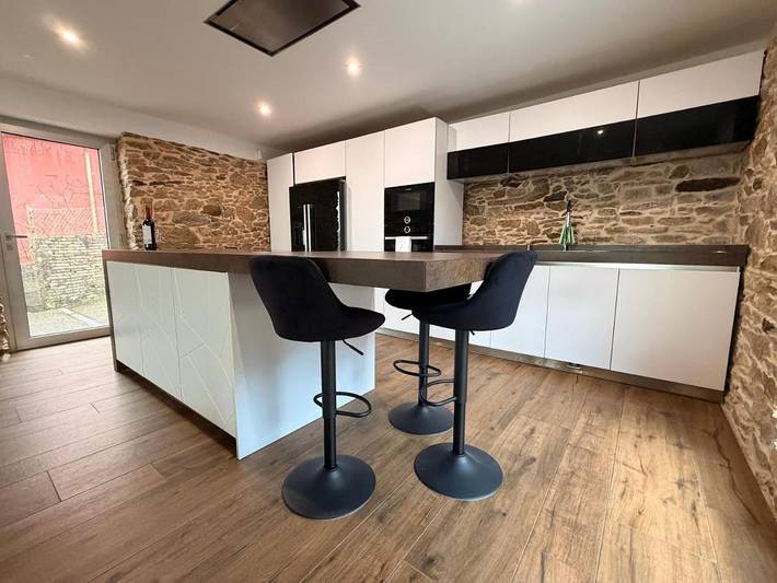 Casa para 8 personas, con piscina además de jardín y jacuzzi en Vigo