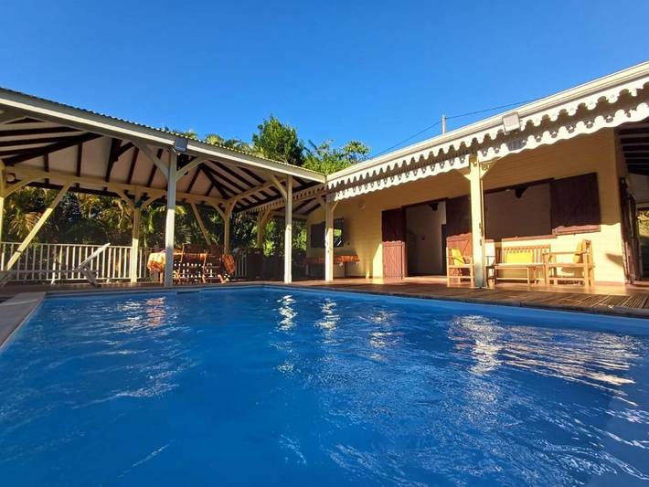 Villa pour 4 personnes, avec vue et terrasse ainsi que jardin et piscine