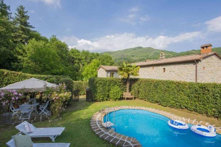 Agriturismo per 8 persone, con giardino e piscina in Pescia