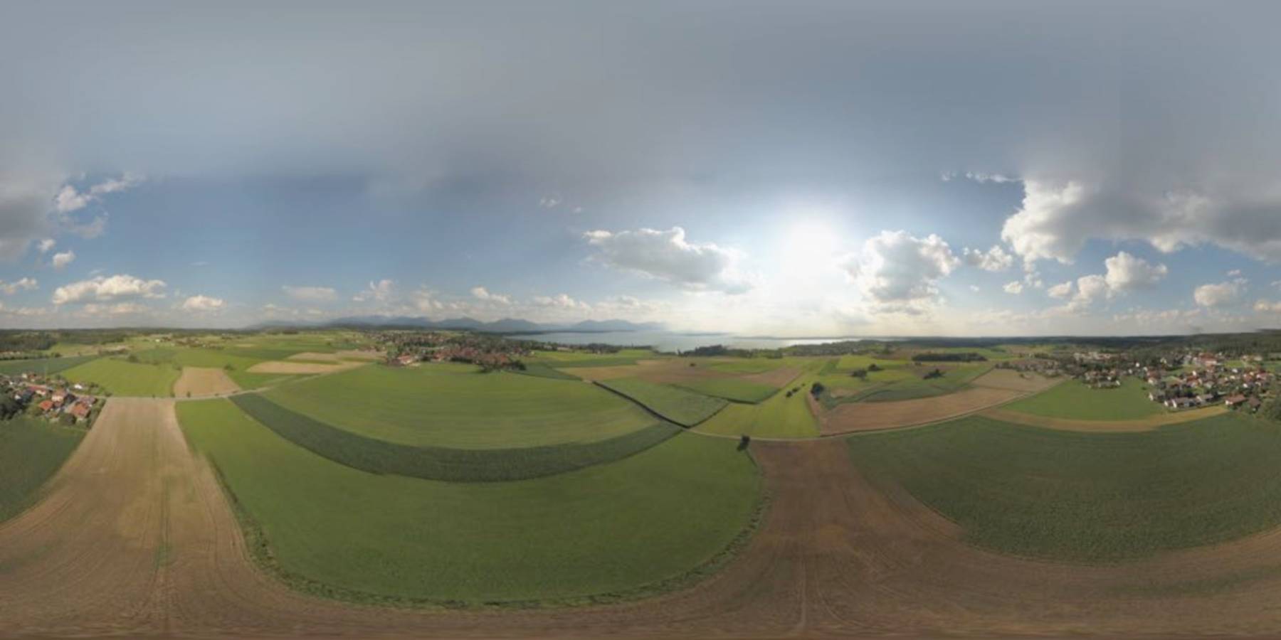Ganze Ferienwohnung, Ferienwohnung Sternschnuppe - Ferienwohnung im 1.Stock mit großem überdachten Balkon/Loggia mit See- und Bergblick in Chieming, Chiemsee