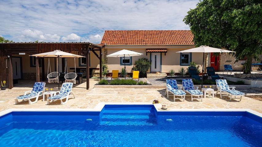 Ferienhaus für 11 Personen, mit Pool und Garten