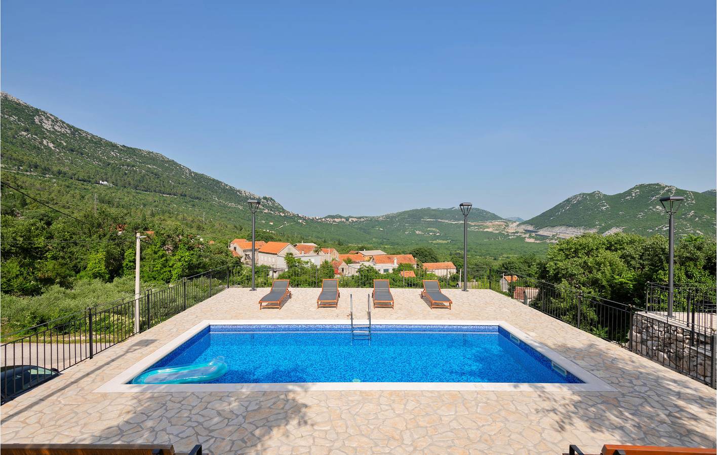 Gemütliche 2-Zimmer-Wohnung mit Pool, Garage und WLAN in der Nähe des Stadtzentrums von Vrgorac in Makarska Riviera
