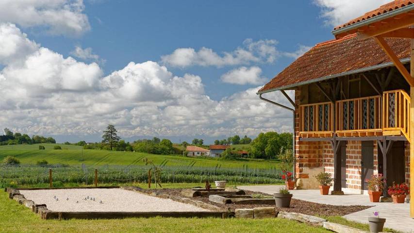 Location de vacances pour 9 personnes, avec Terrasse ainsi que Jardin et Piscine à Peyrusse-Grande