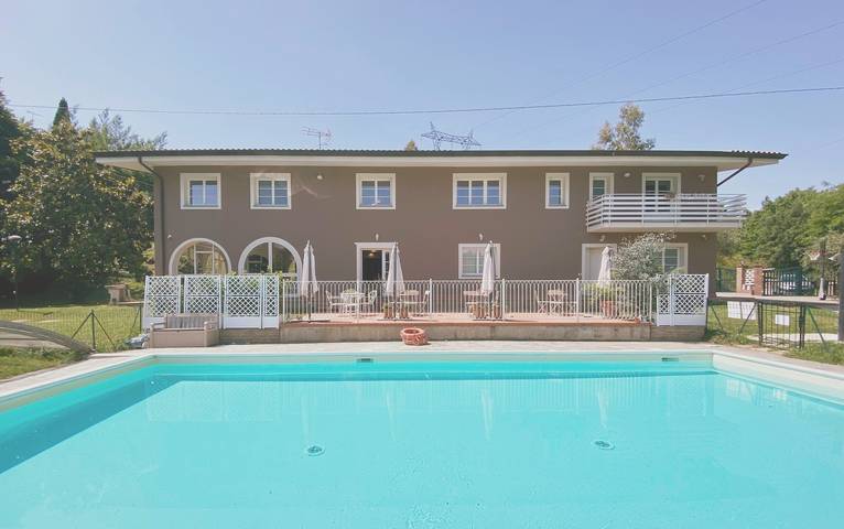 Location de vacances pour 12 personnes, avec jardin à Montecarlo (Toscane)