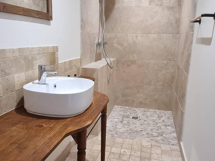 Location de vacances pour 15 personnes, avec terrasse ainsi que jardin et piscine à Parigné-l'Évêque - 3