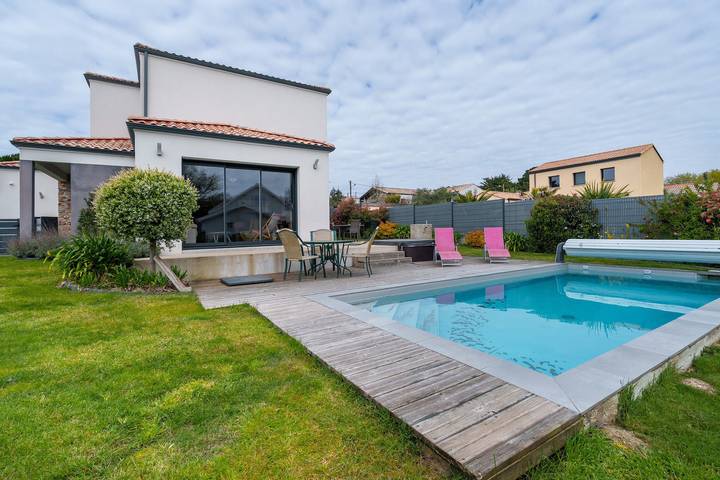 Ferienhaus für 8 Personen, mit Whirlpool und Kinderpool sowie Garten, mit Haustier