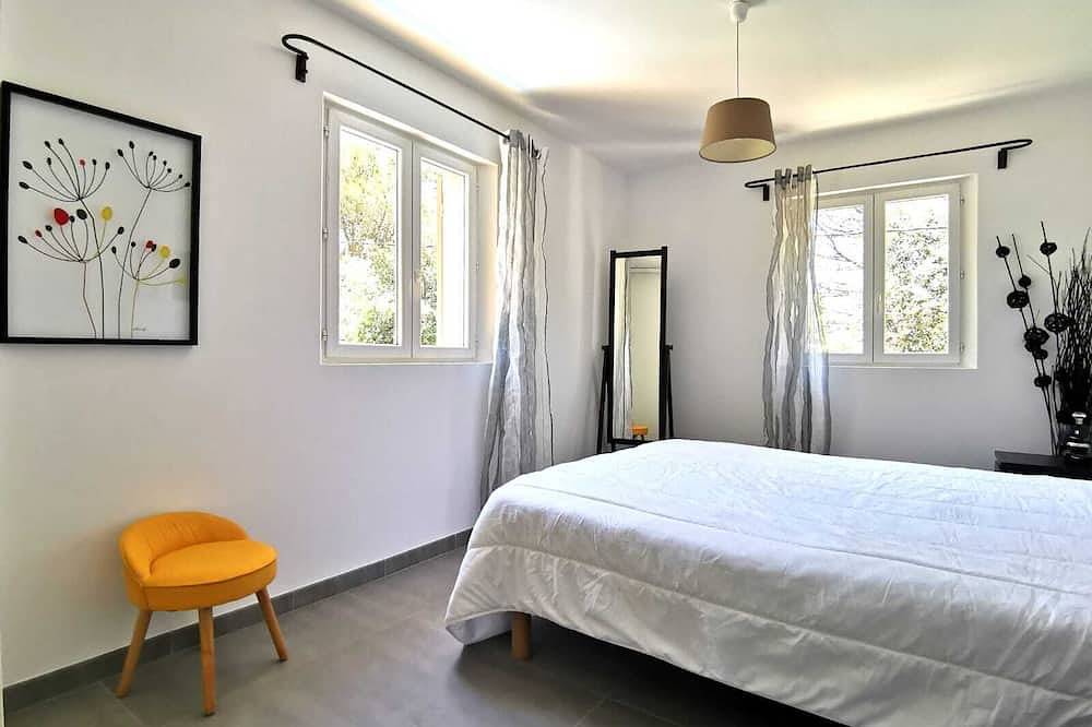 Reciente villa de 3 dormitorios, encanto del pueblo tranquilo, piscina cerca de Aix y Luberon in Rognes, Region de Aix-en-Provence