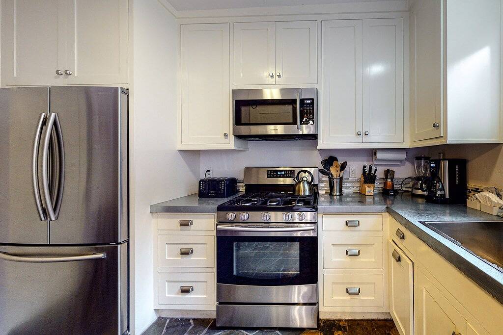 Coastal cottage with private patio - 2 minute walk to beach in Santa Barbara, Santa Barbara County