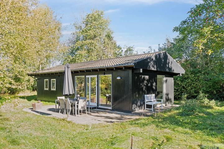 Ferieudlejning for 6 personer, med terrasse og have i Kirke Hyllinge