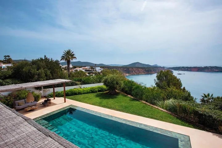 Chalet para 4 personas, con terraza y piscina además de vistas y jardín - 1