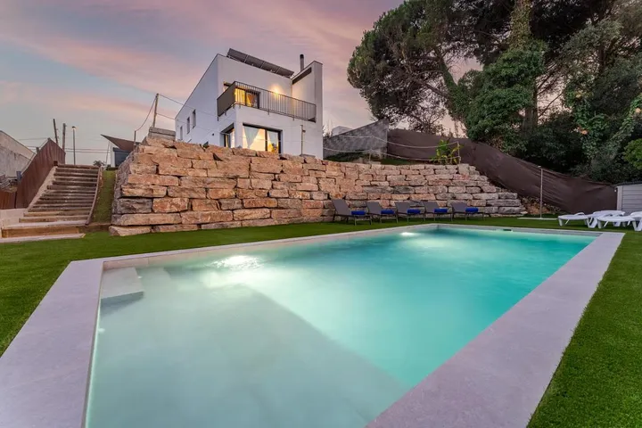 Holiday home for 8 people, with garden and pool as well as balcony - 1