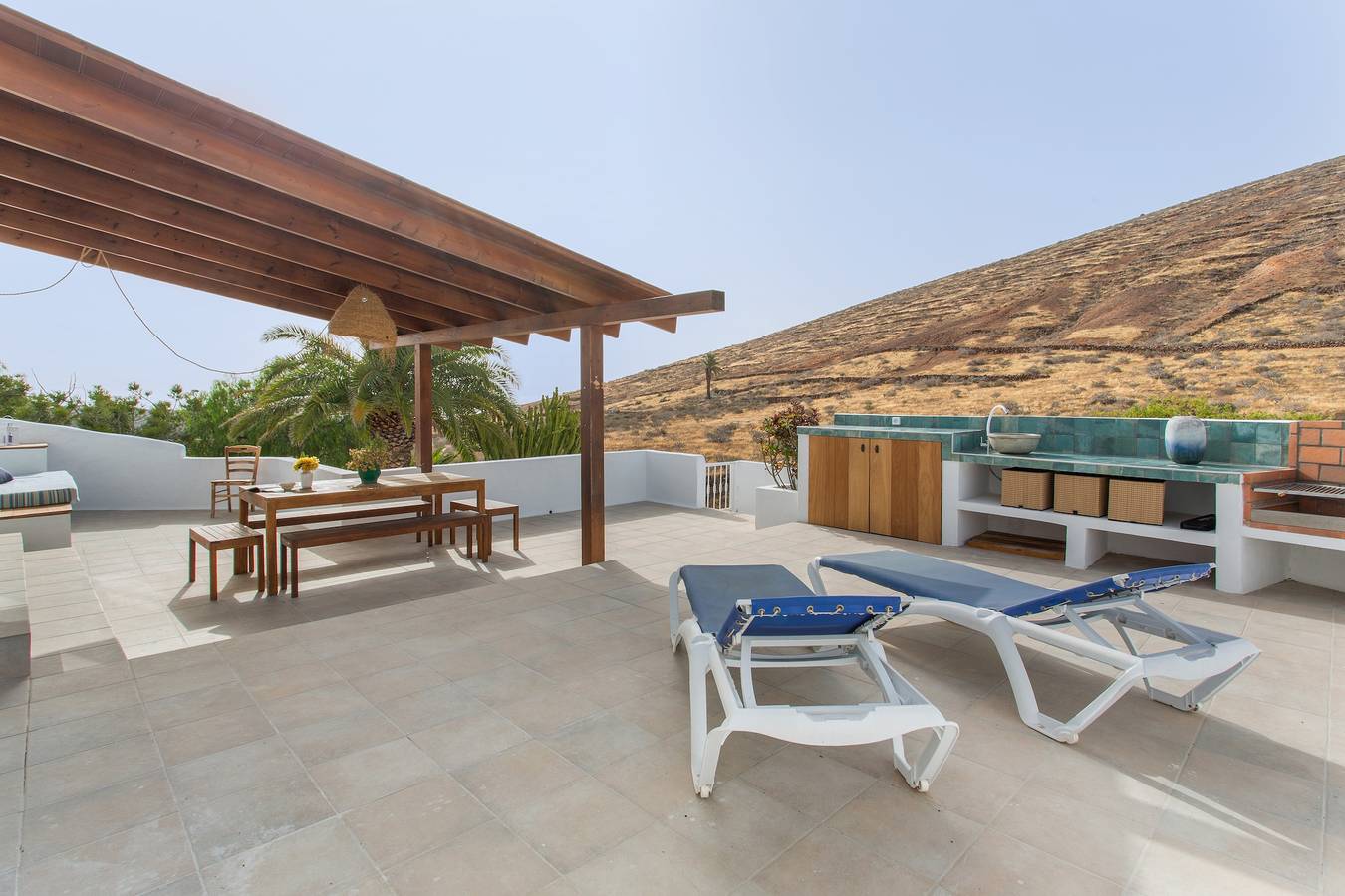 Holiday Home 'Casa Azul' with Sea View, Private Terrace & Wi-Fi in Haría, Lanzarote