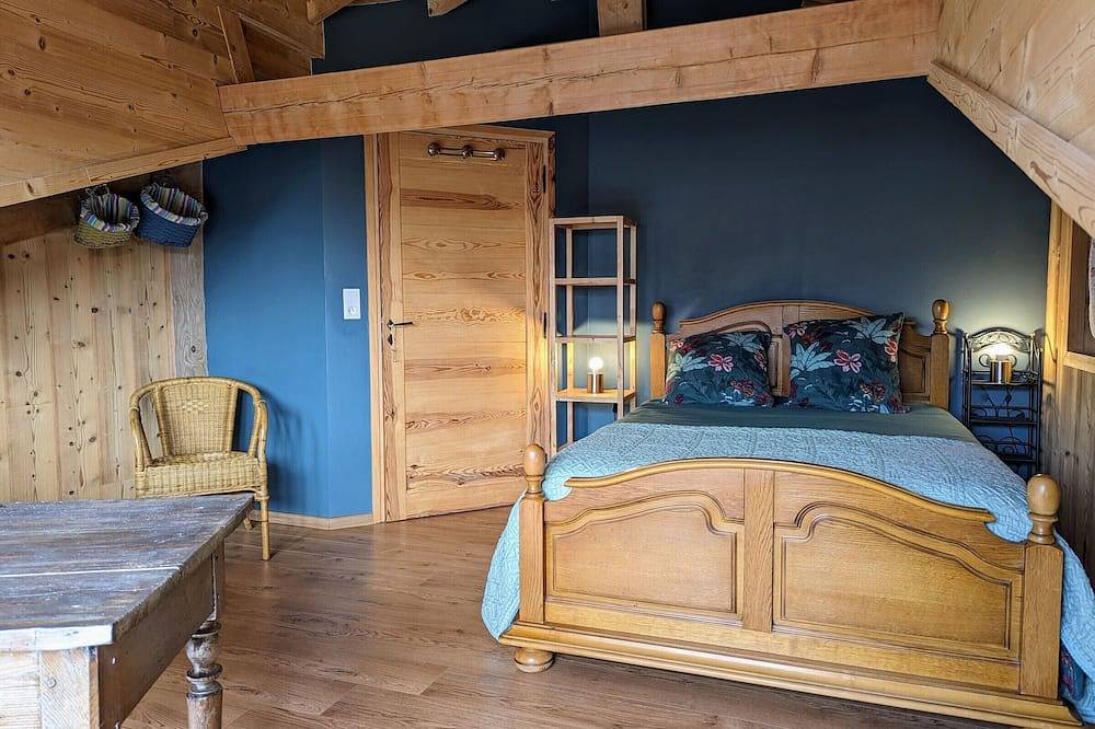 Gîte confortable près de la Cascade de la Beaume avec terrasses et parking privatif in Solignac-sur-Loire, Haute-Loire