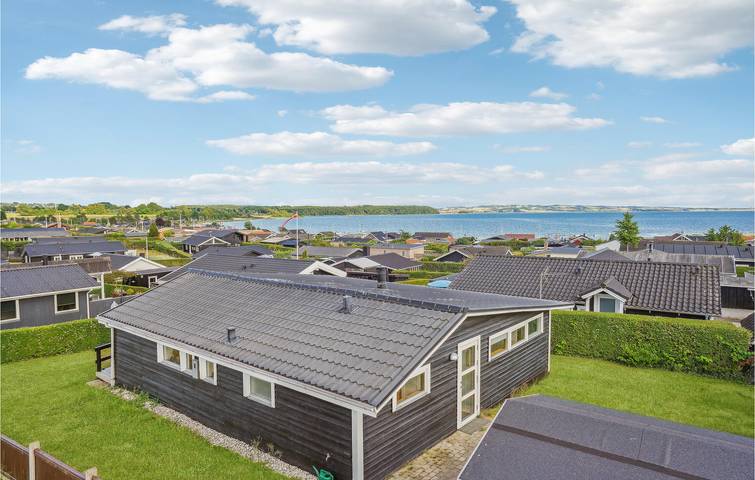 Ferieudlejning for 8 personer, med terrasse i Følle Strand