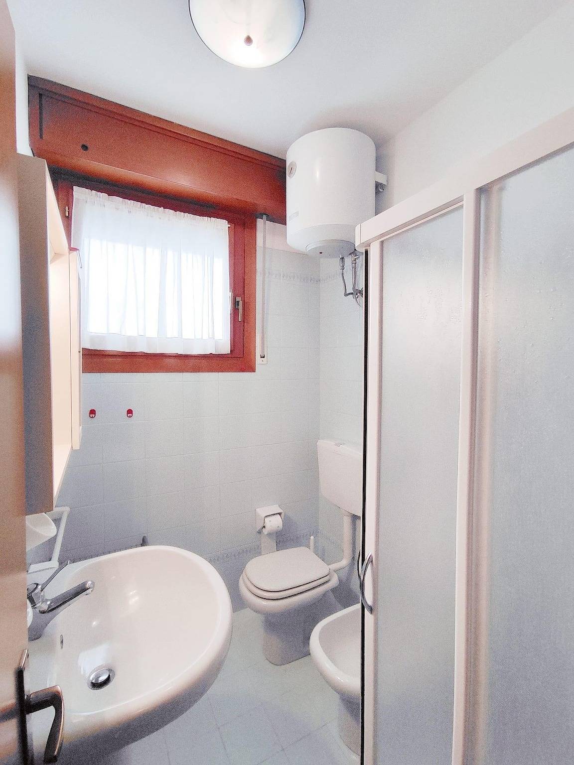 Ganze Wohnung, Gemütliches 70sqm Apt: AC, TV, Küche, Balkon, Nähe Brussa Strand in Bibione, Venedig Provinz