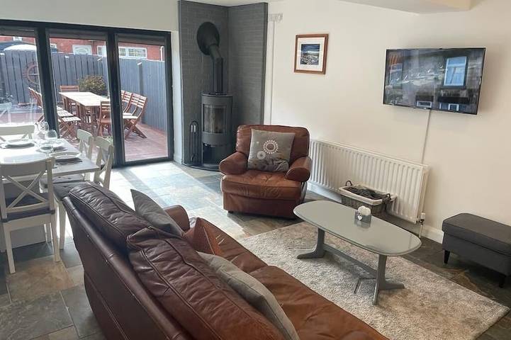 The Glynn, Portrush. Deluxe holiday home, 8 beds 12 guests 5 bedrooms. in Portrush, County Antrim