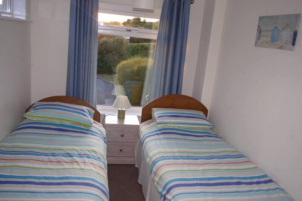 Sea Dunes - a Croyde bungalow with sea views & easy walk to the beach or village in Croyde, Devon