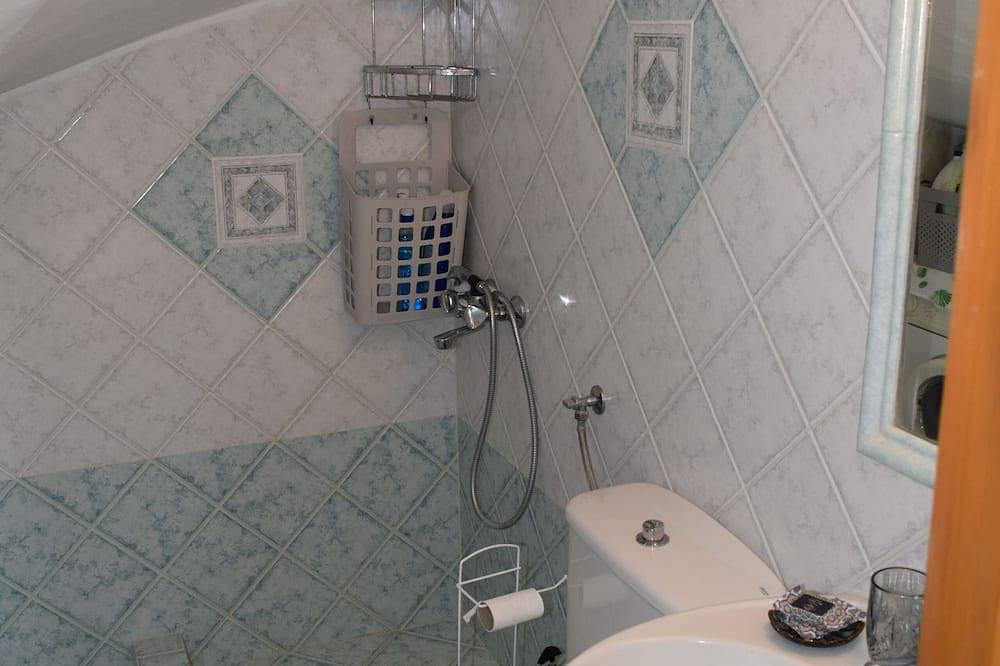 A cosy nest in the sea and sun. Family-sized house, 10 minutes from the beach. in Lesbos