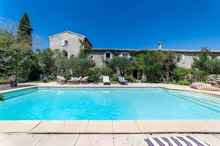 Gîte pour 4 personnes, avec jardin et piscine, animaux acceptés