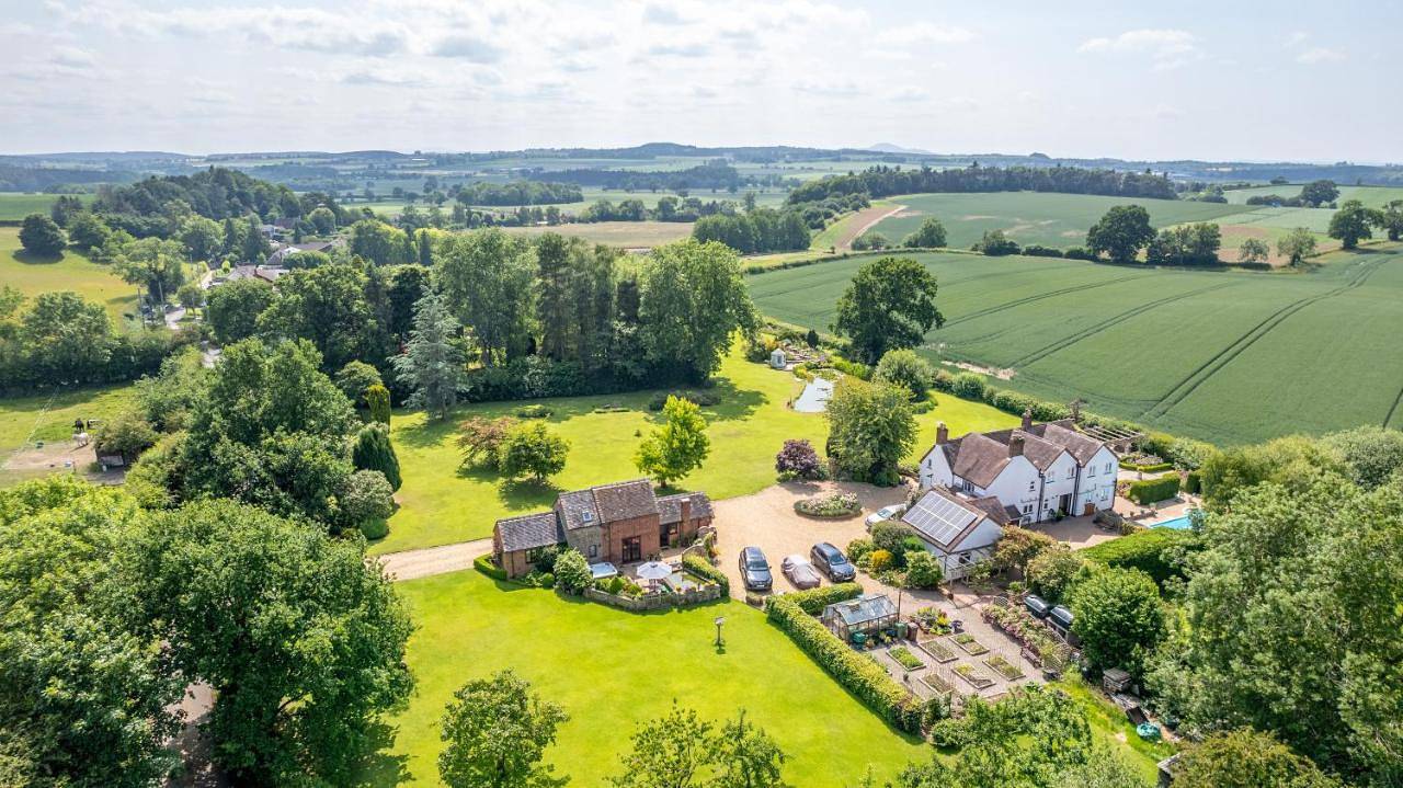 The Owl House with swimming pool and private hot tub in Stafford, Staffordshire