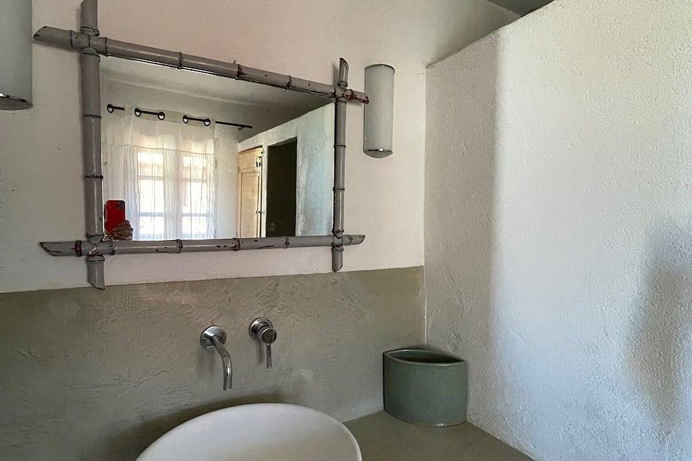 Charming house for 2/3 people in the light of the Luberon in Rustrel, Parque natural regional del Luberon