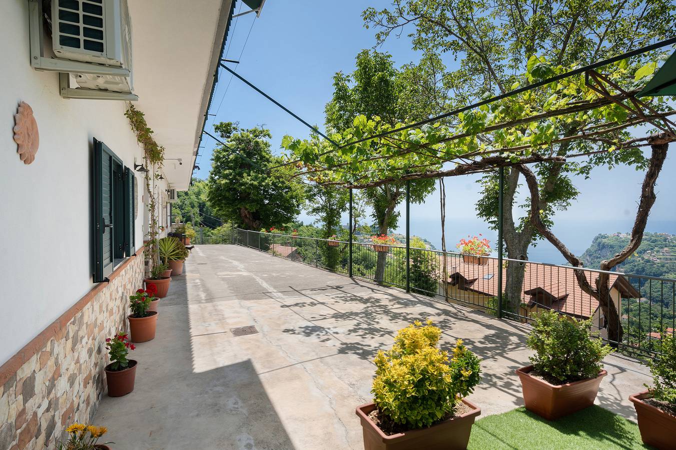 Ganze Wohnung, Ferienwohnung 'Bella Veduta Sole' mit Balkon, Blick auf das Meer und die Berge in Pianillo, Agerola